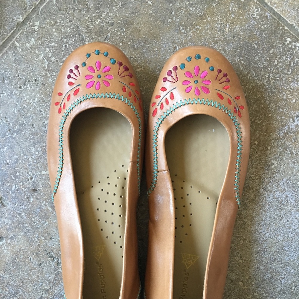 Hush Puppies tan flats w/ floral embroidery sz 7